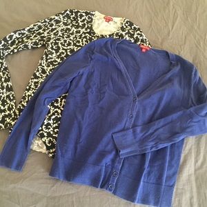 🟢 3/$15 Bundle of 2 Cardis - Blue Vneck AND Black/White